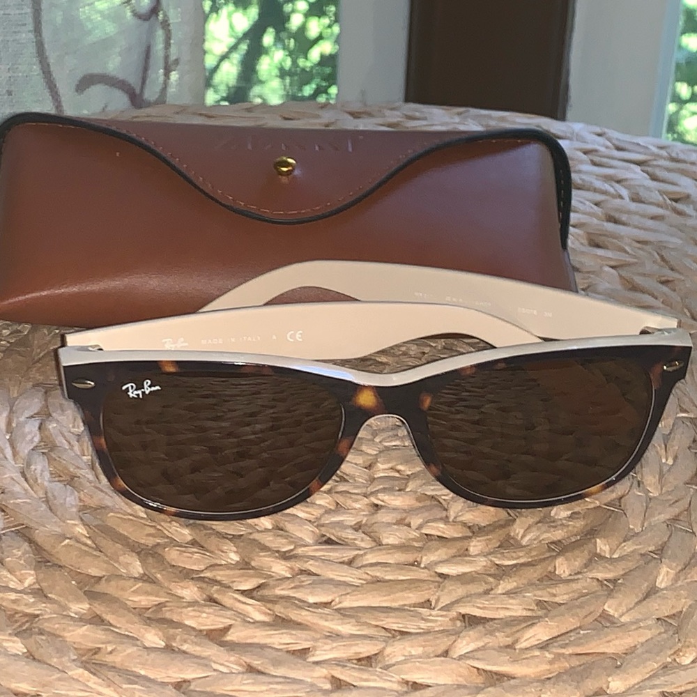 Gently used Ray ban sunglasses 😎